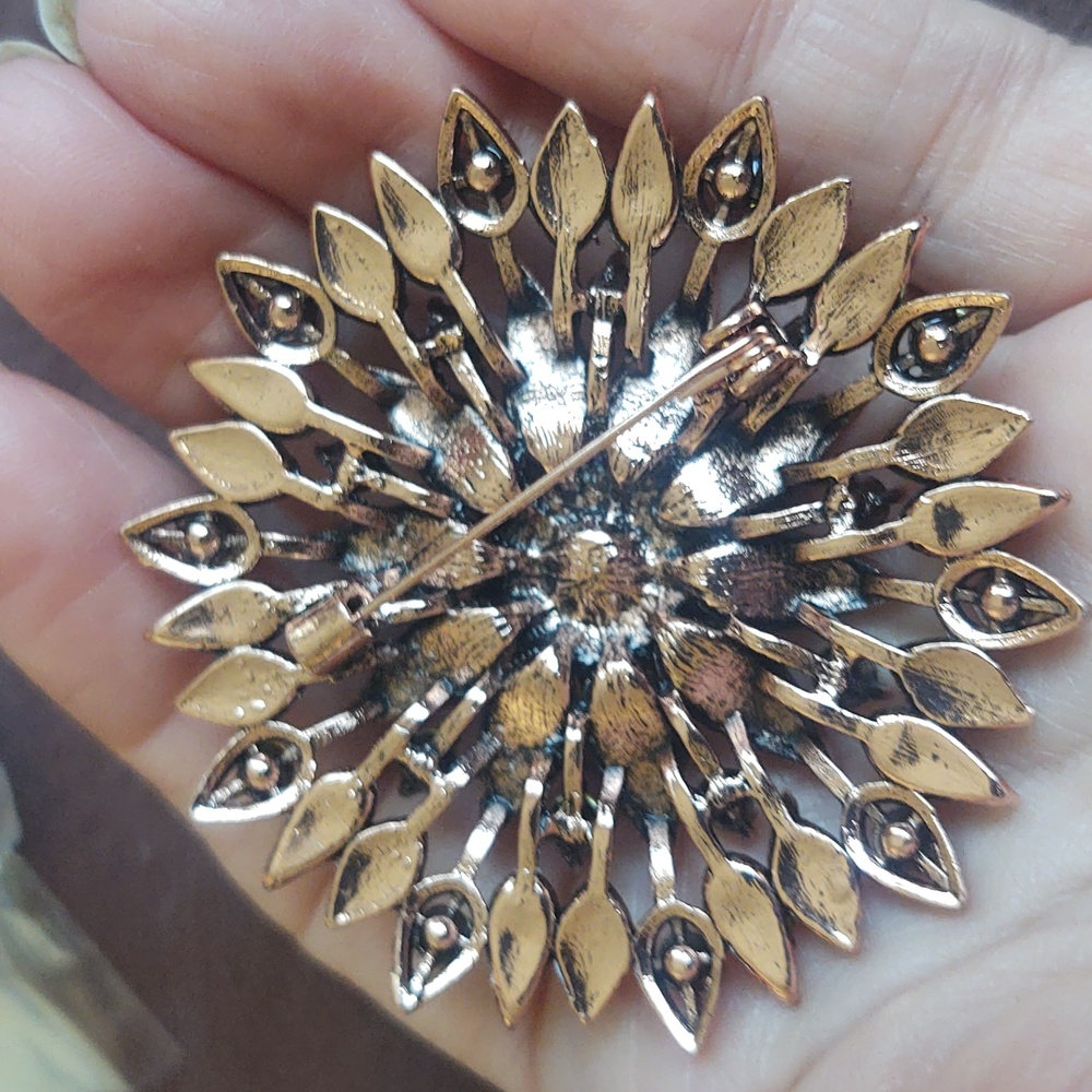 Elegant Green and Blue Crystal Brooch - Picture 3 of 3